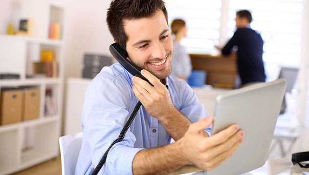 jeune homme au telephone